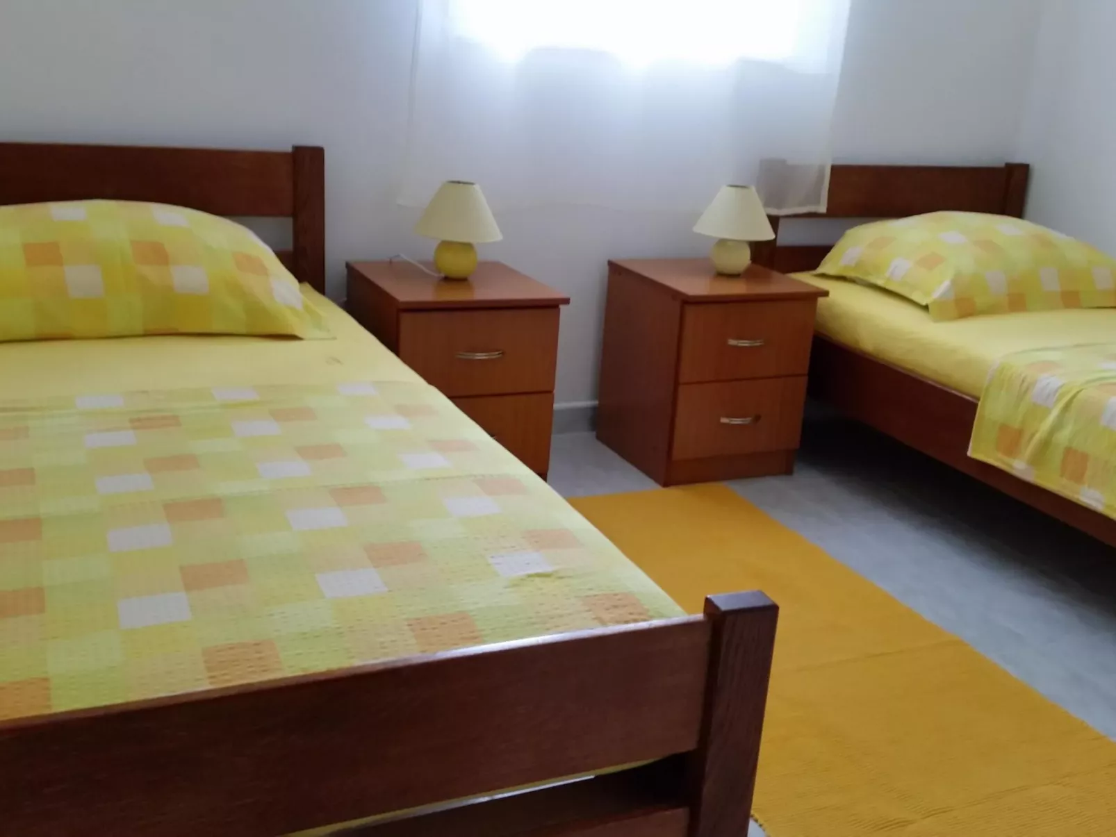 "Mladen" mit Blick auf das Wasser-Inside