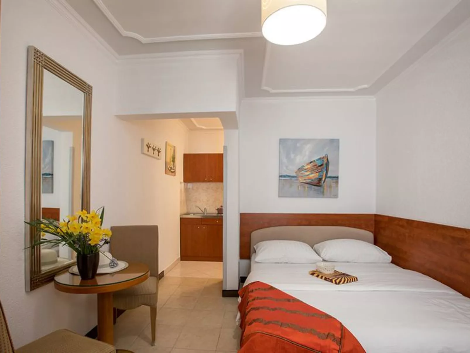 Mélanie B im ersten Stock einer Villa am Strand