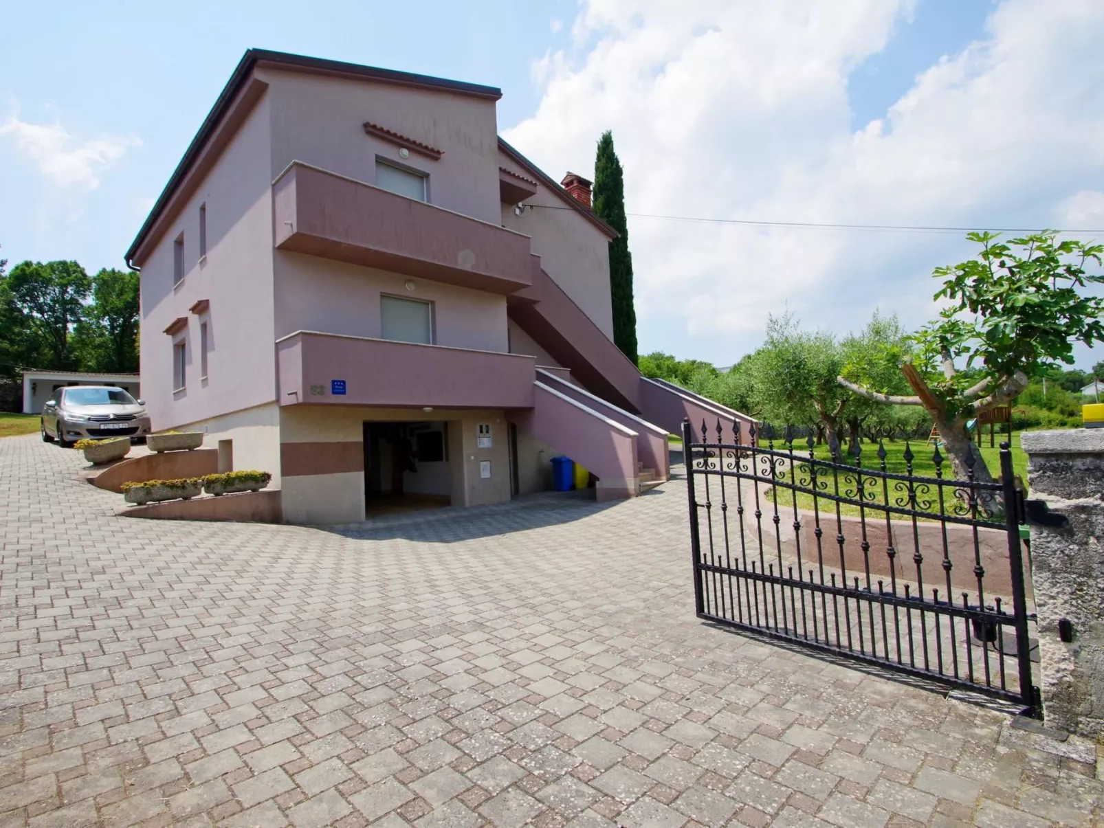 In Rakalj mit privatem Parkplatz-Draußen