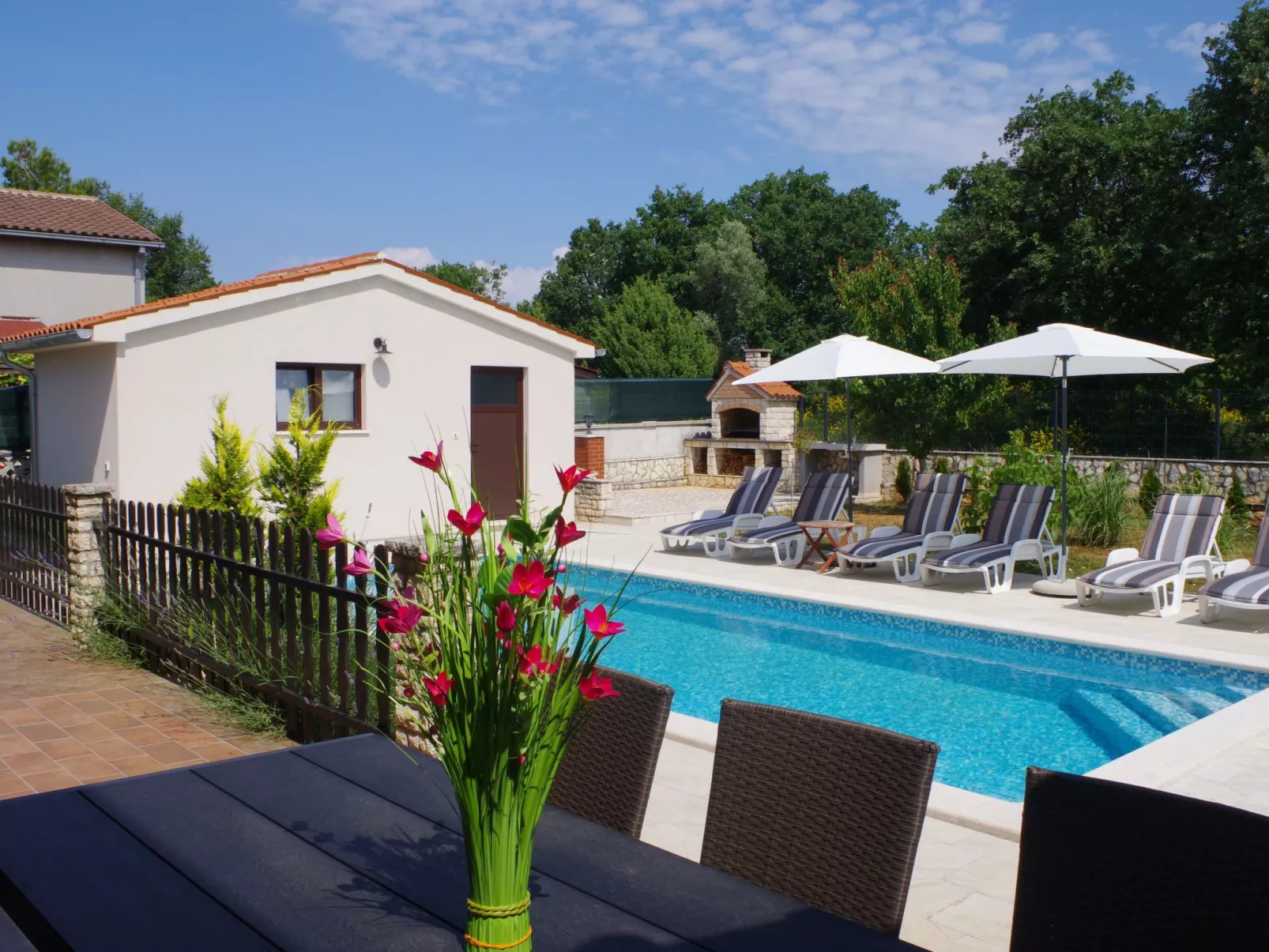 Geräumiges Ferienhaus mit 4 Schlafzimmern und privatem Pool-Draußen