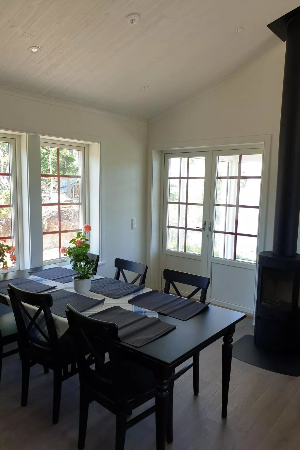 Schönes Ferienhaus am See Runn