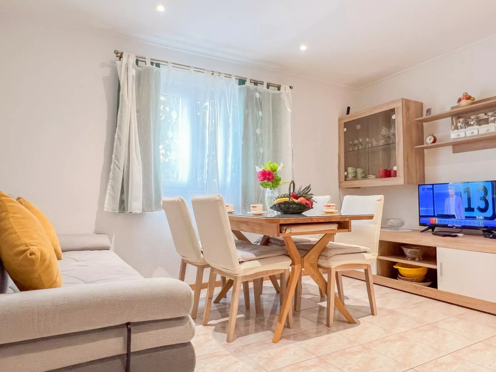 Günstiges Ferienhaus mit Pool und Meerblick-Dedans