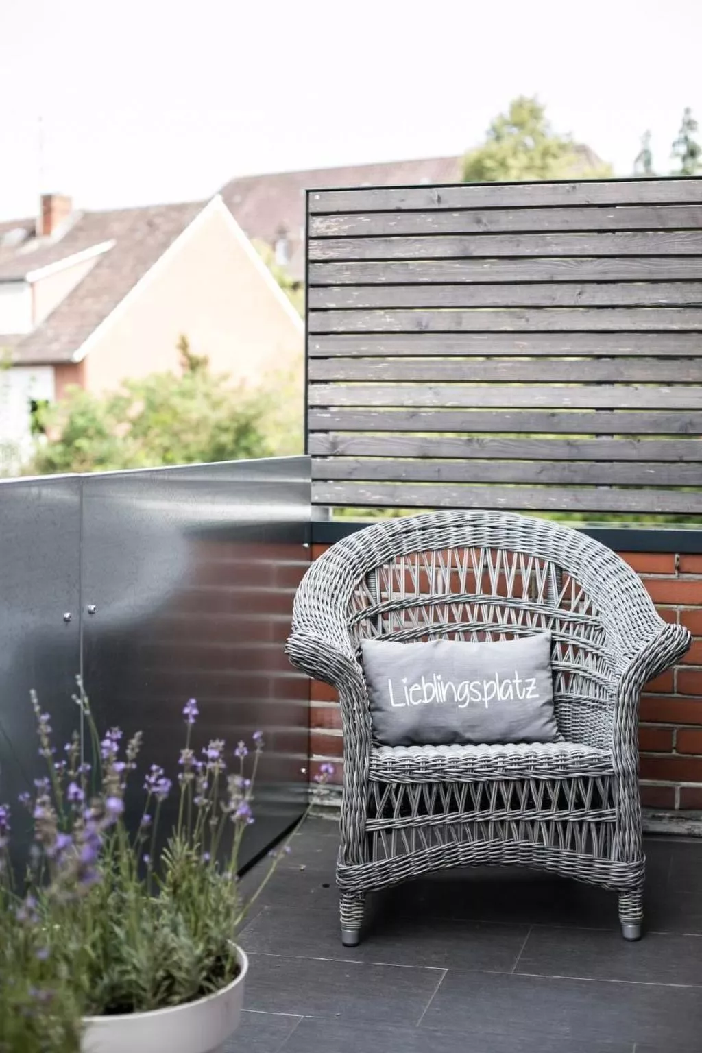 Komfortable Ferienwohnung mit großem Balkon-Draußen