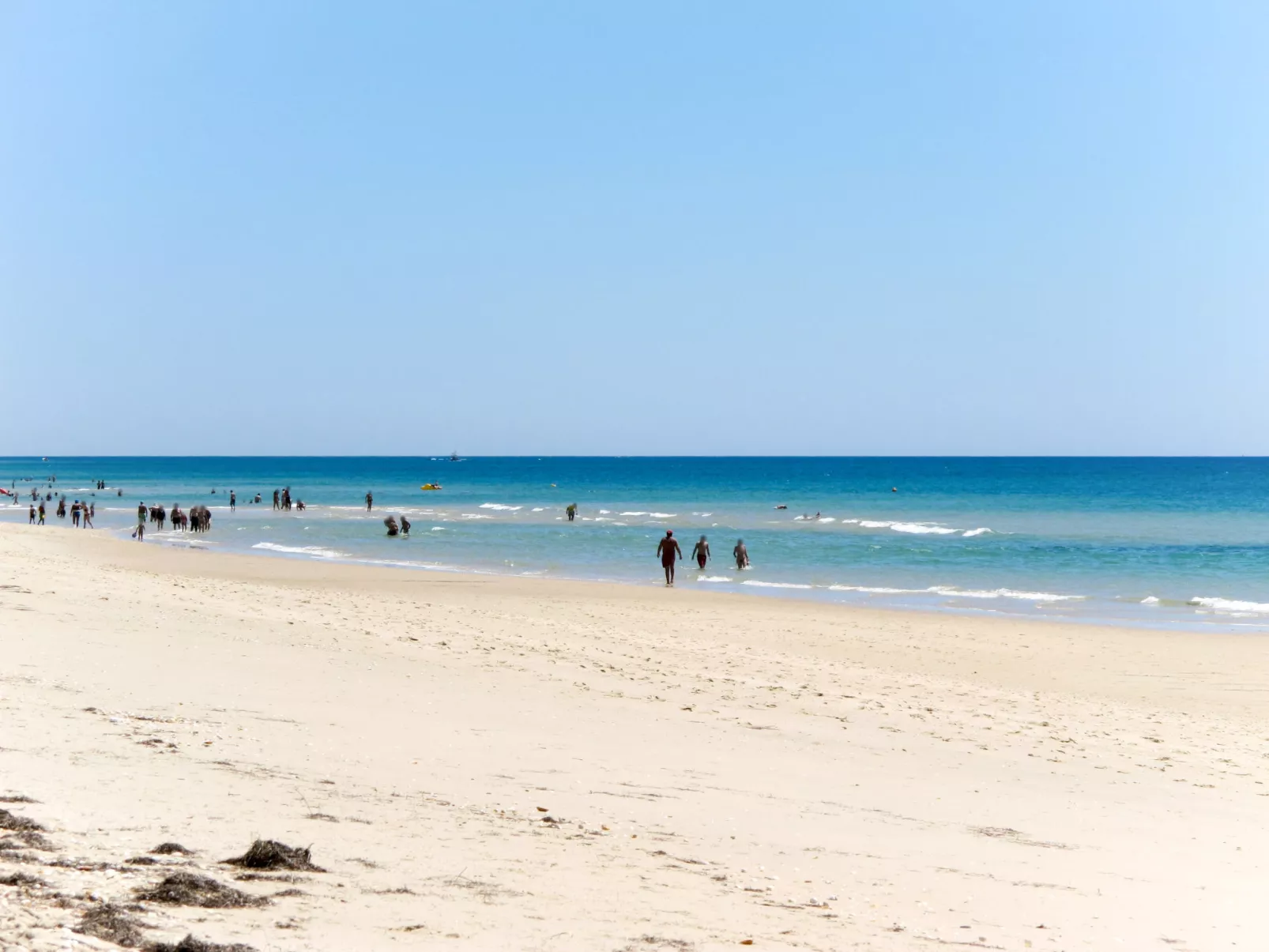 Mit Balkon, Terrasse und Außenpool