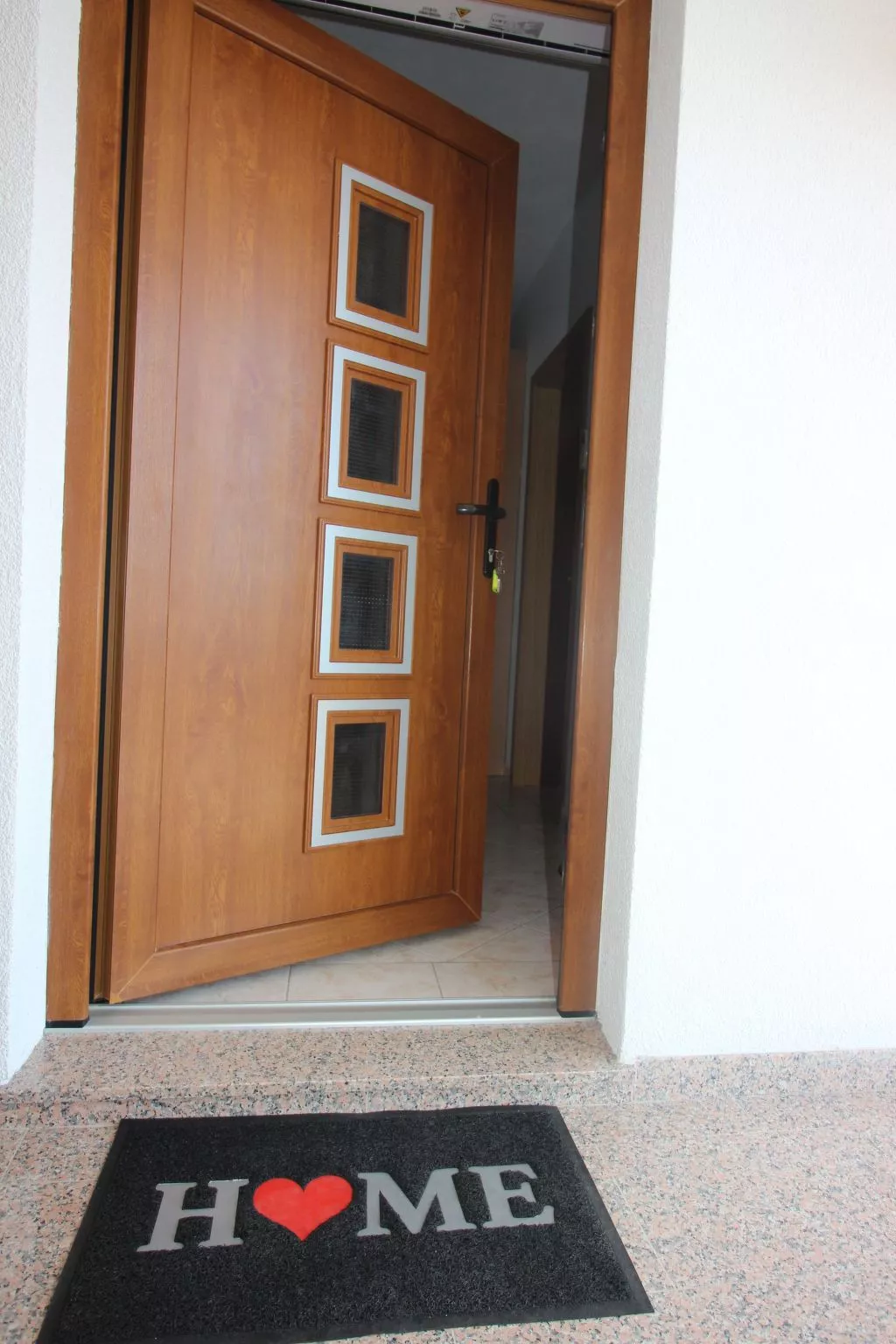 "Manda 2" mit Blick auf das Wasser-Image-tags.info