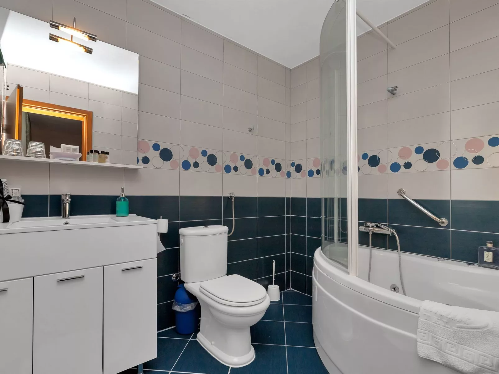 "Podgora" mit Blick auf das Wasser-Inside