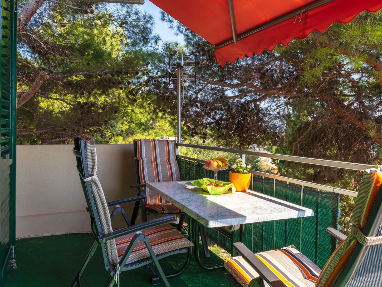 "Barbara" mit Blick auf das Wasser - Draußen