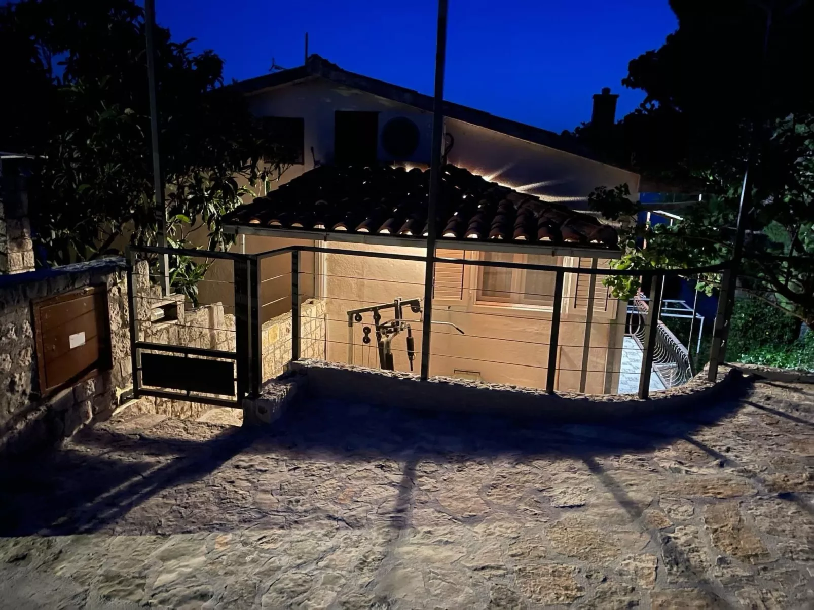 In Okrug Donji mit privatem Parkplatz-Dehors