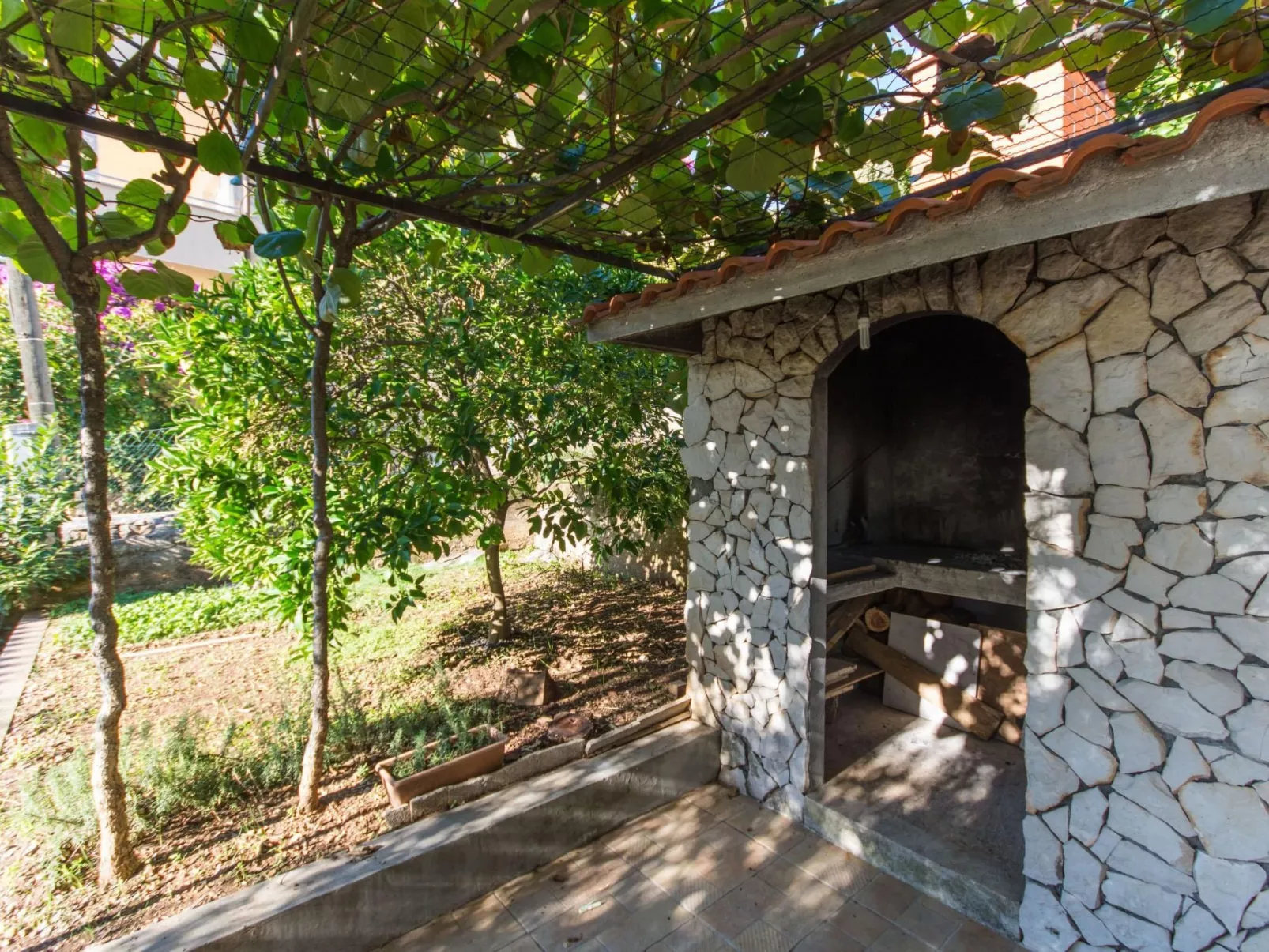 Für vier Personen, mit einem Balkon