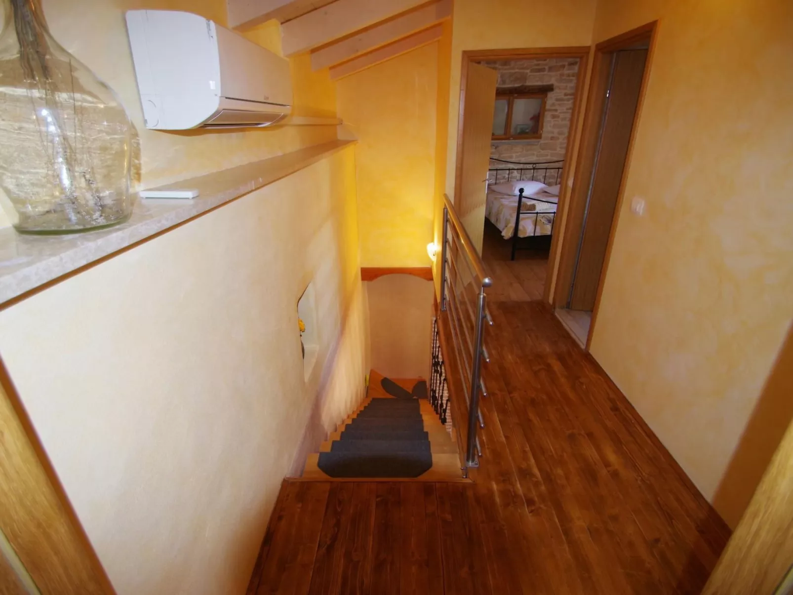 In Kavran mit Terrasse und Grill-Drinnen