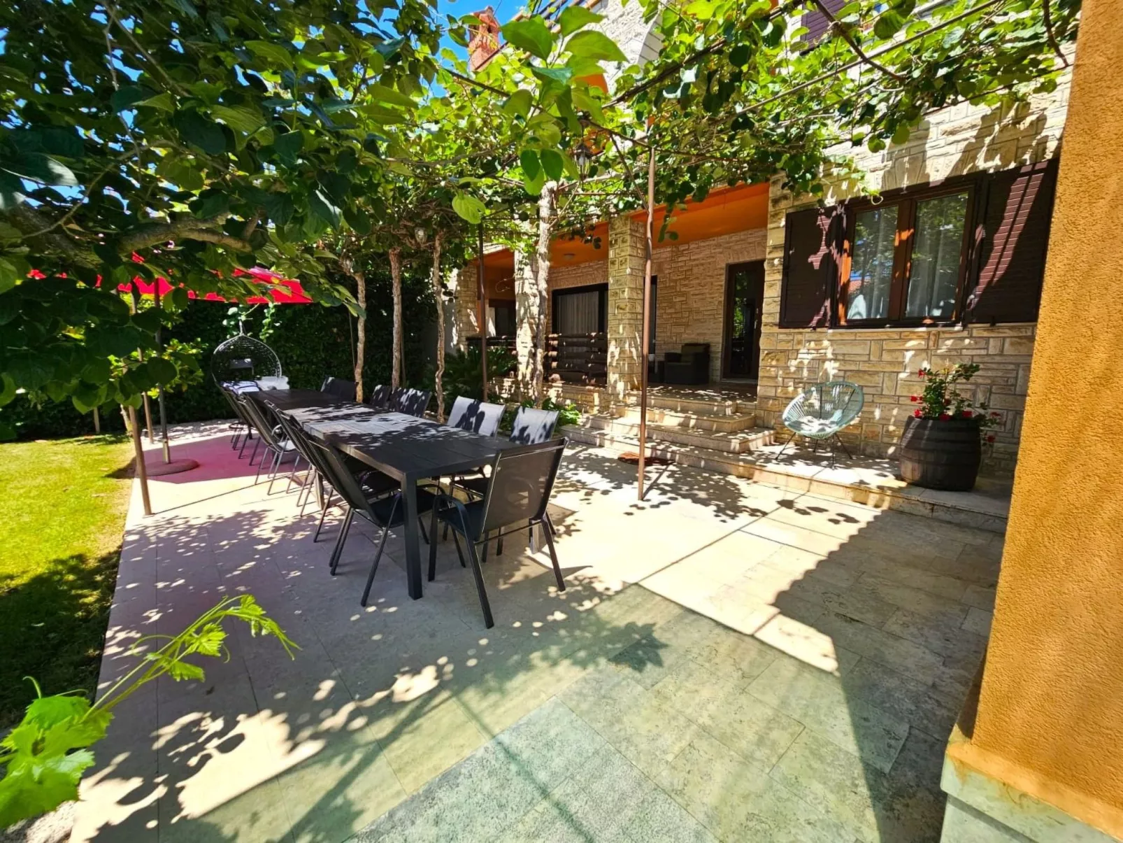 Sehr geräumige Villa mit Pool-Dehors