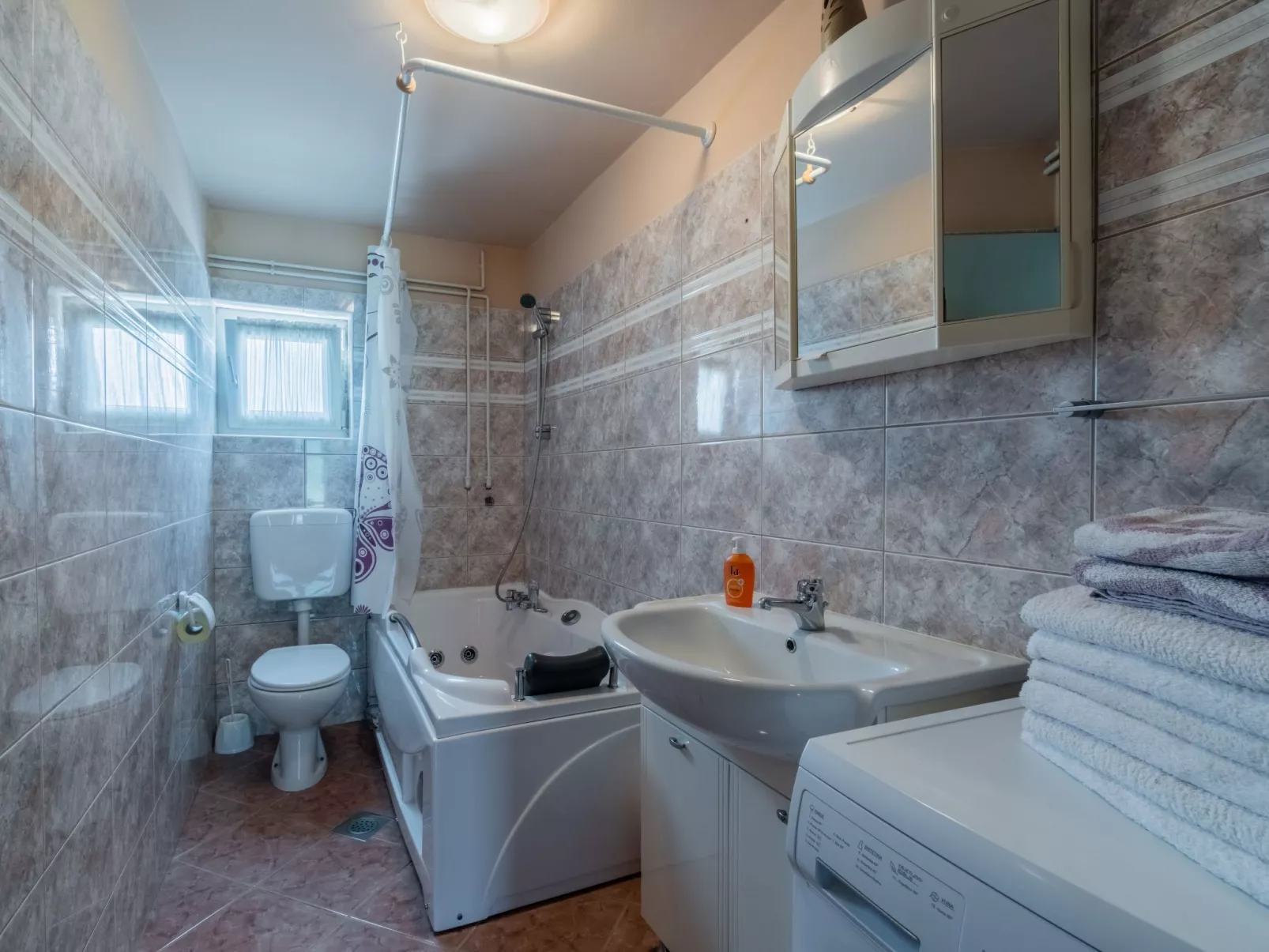 Schönes Haus mit großer grüner Umgebung, Pool-Drinnen