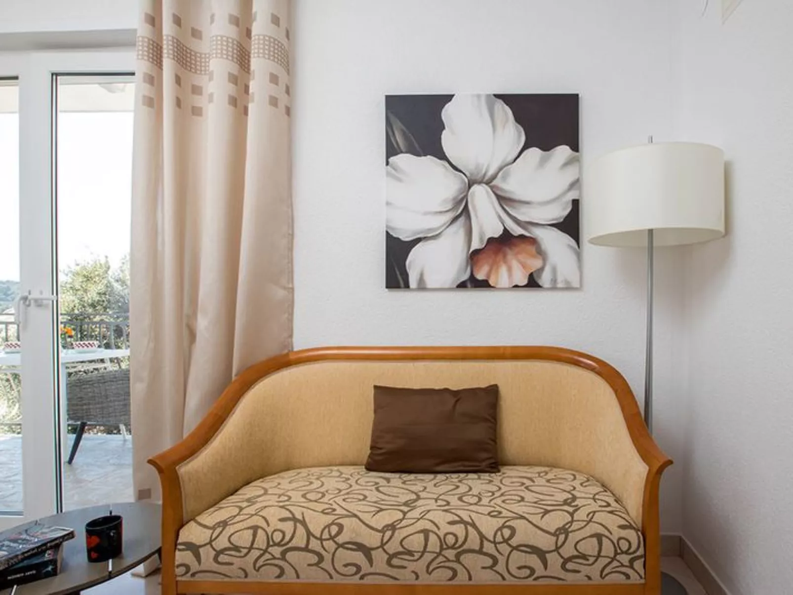 Mélanie C im ersten Stock einer Villa am Strand