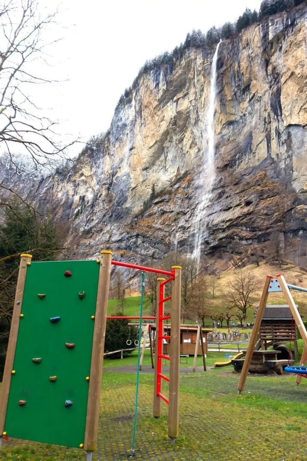 Gegenüber den Staubbach Wasserfällen