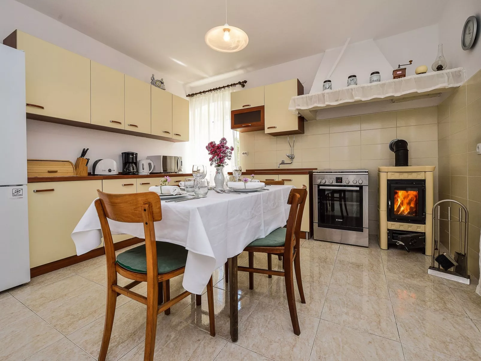 "Sakarun" mit Blick auf das Wasser-Drinnen