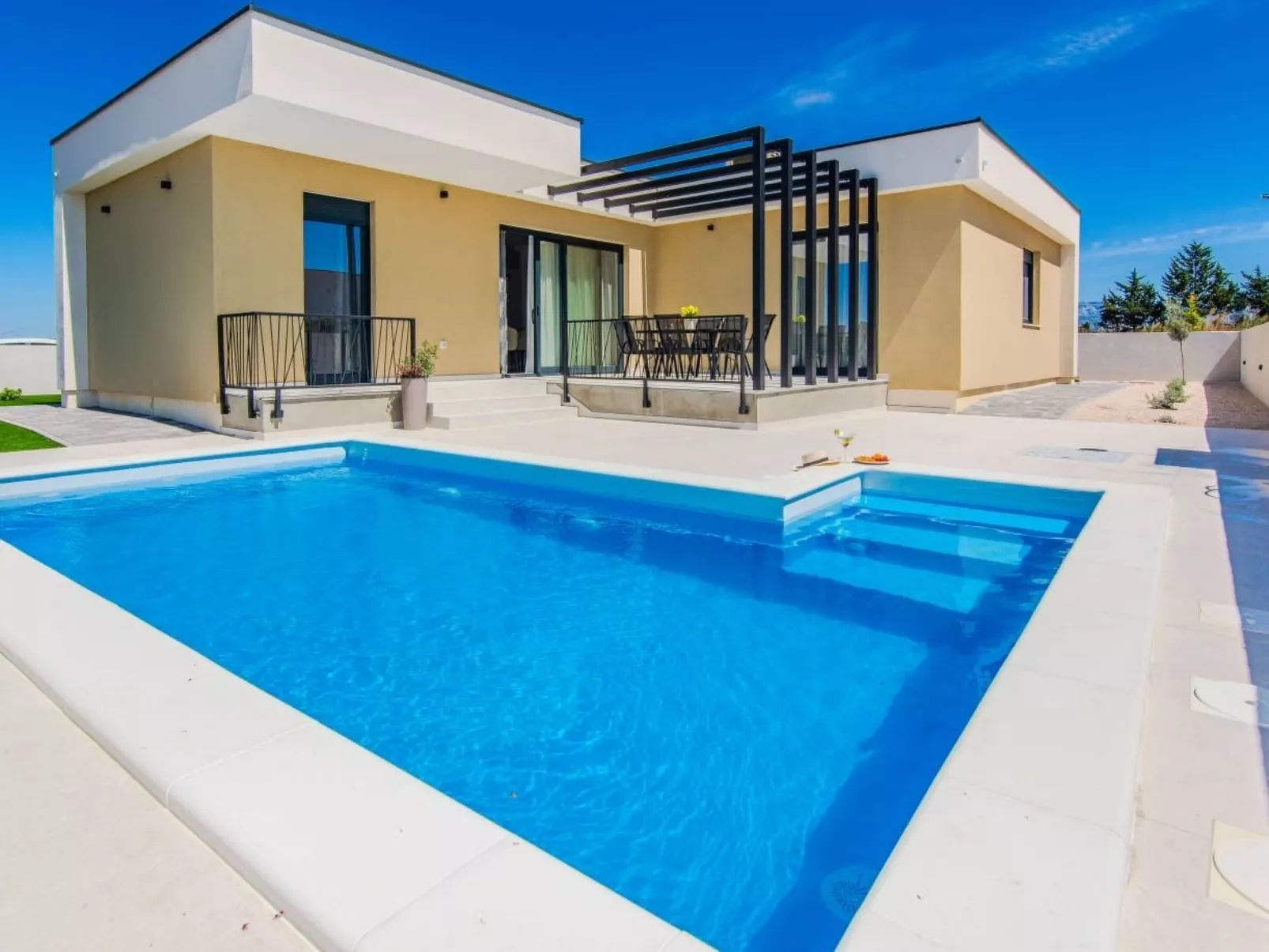 Neues modernes Poolhaus in Privlaka-Draußen