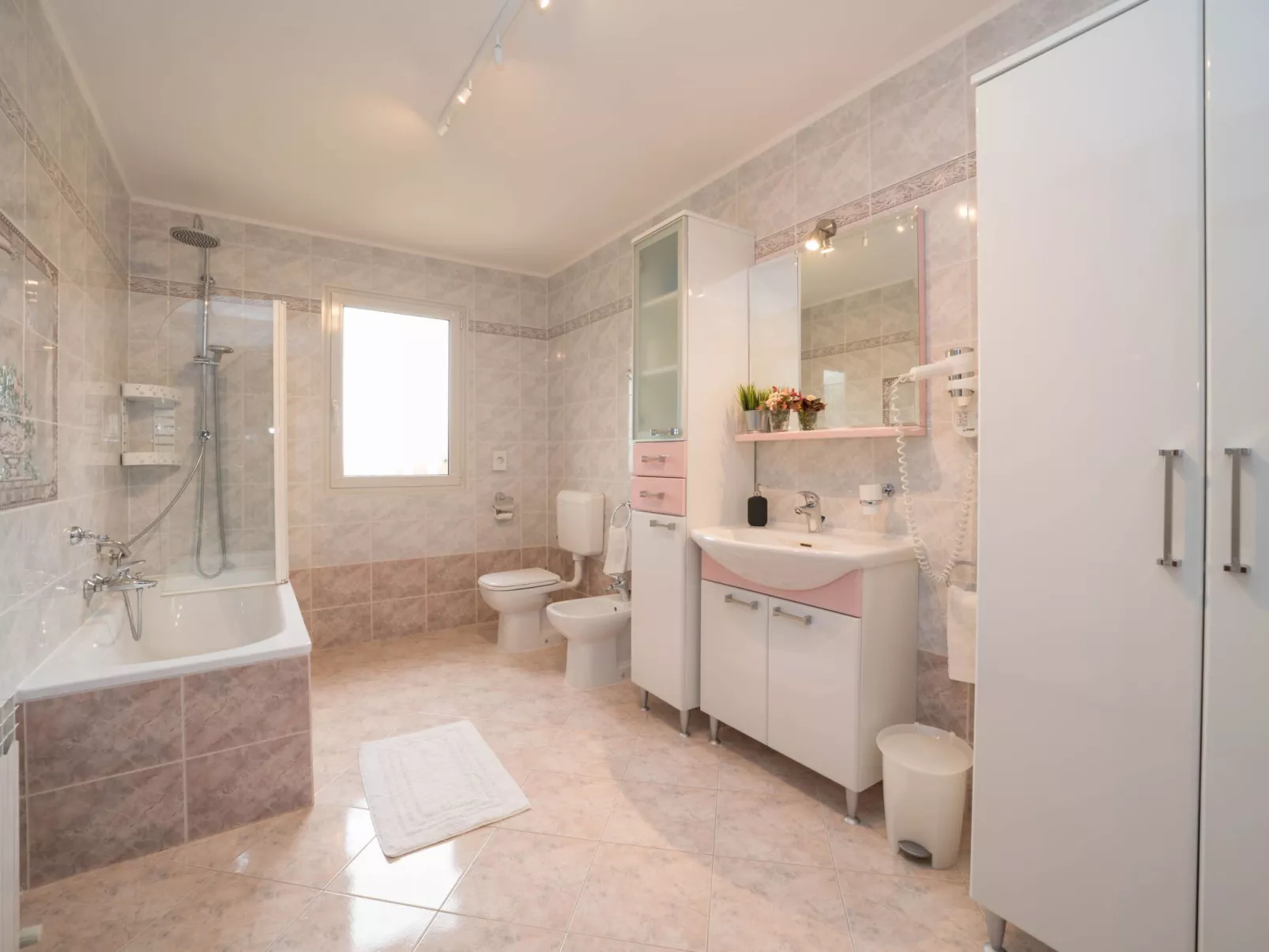 GioEin privater Bereich für 16 Personen, Pool und Sport-Inside