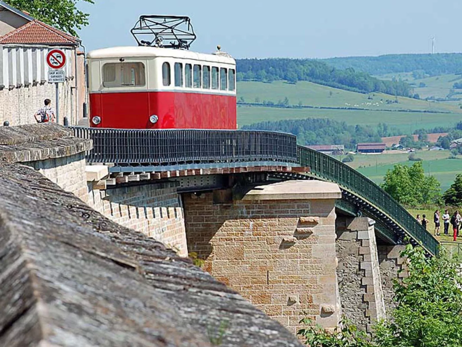 Großes Ferienhaus mit Terrasse und Garten-Outside