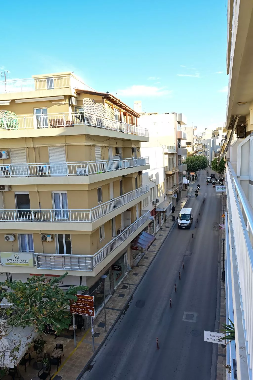 Royal Blue Central House "by Checkin"