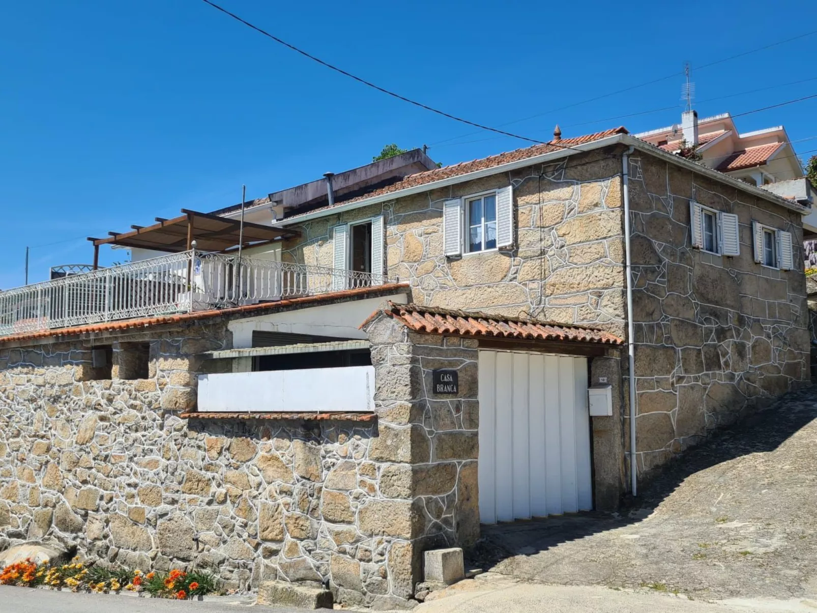 Weißes Haus in Douro Weinberge-Draußen