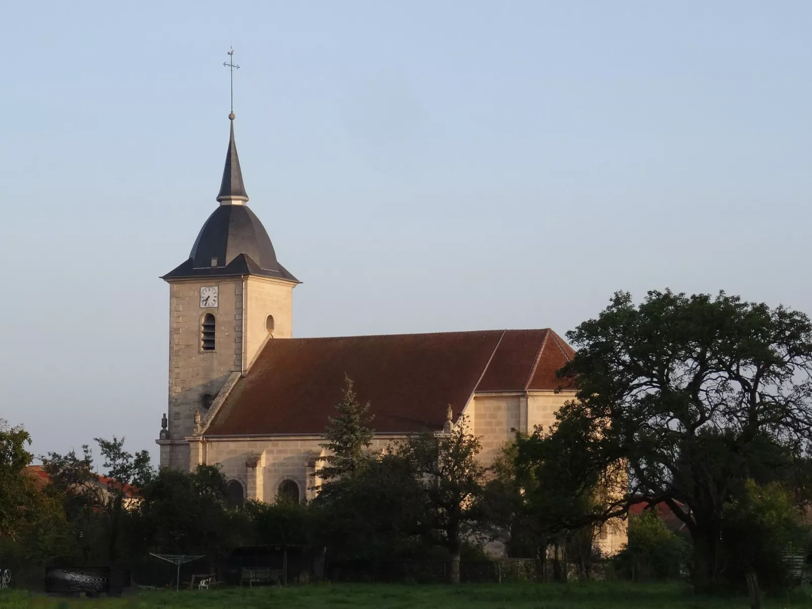 Bévau: Frankreich erleben mit Bio-Frühstück und täglichem Putz-Service-Dehors