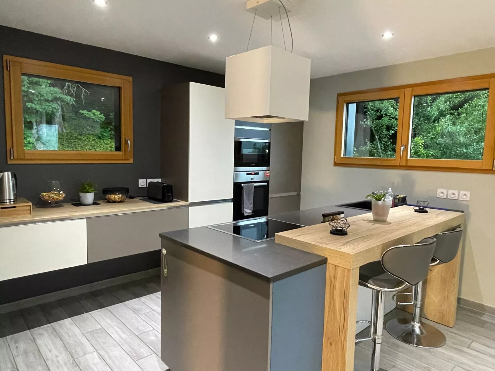 Das ruhige Les Grangettes mit Seeblick