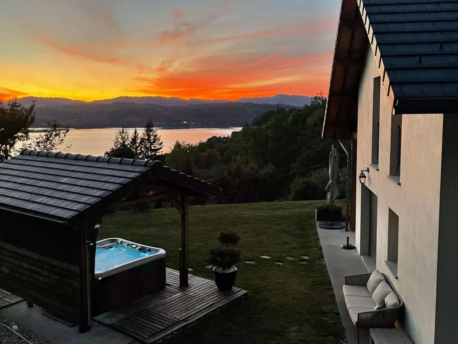 In Aiguebelette-Le-Lac mit Garten, Terrasse und Grill-Image-tags.info