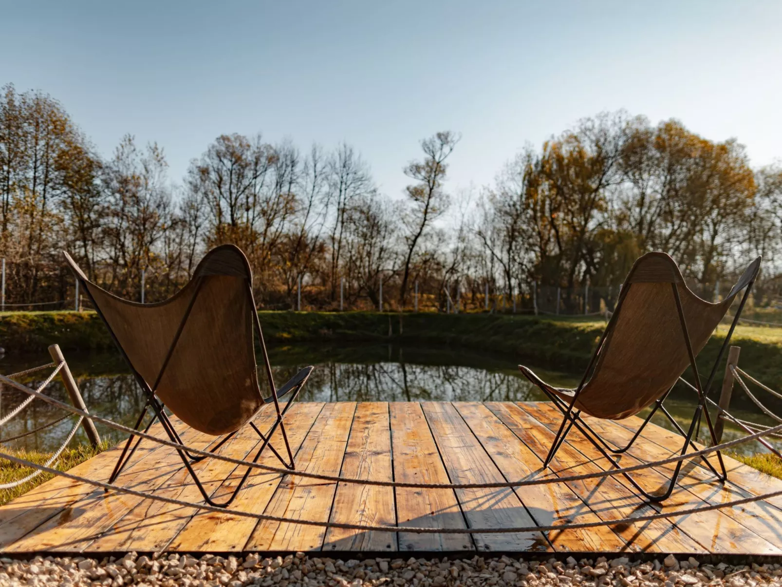 Kleines Haus mit Werkstatt-Outside