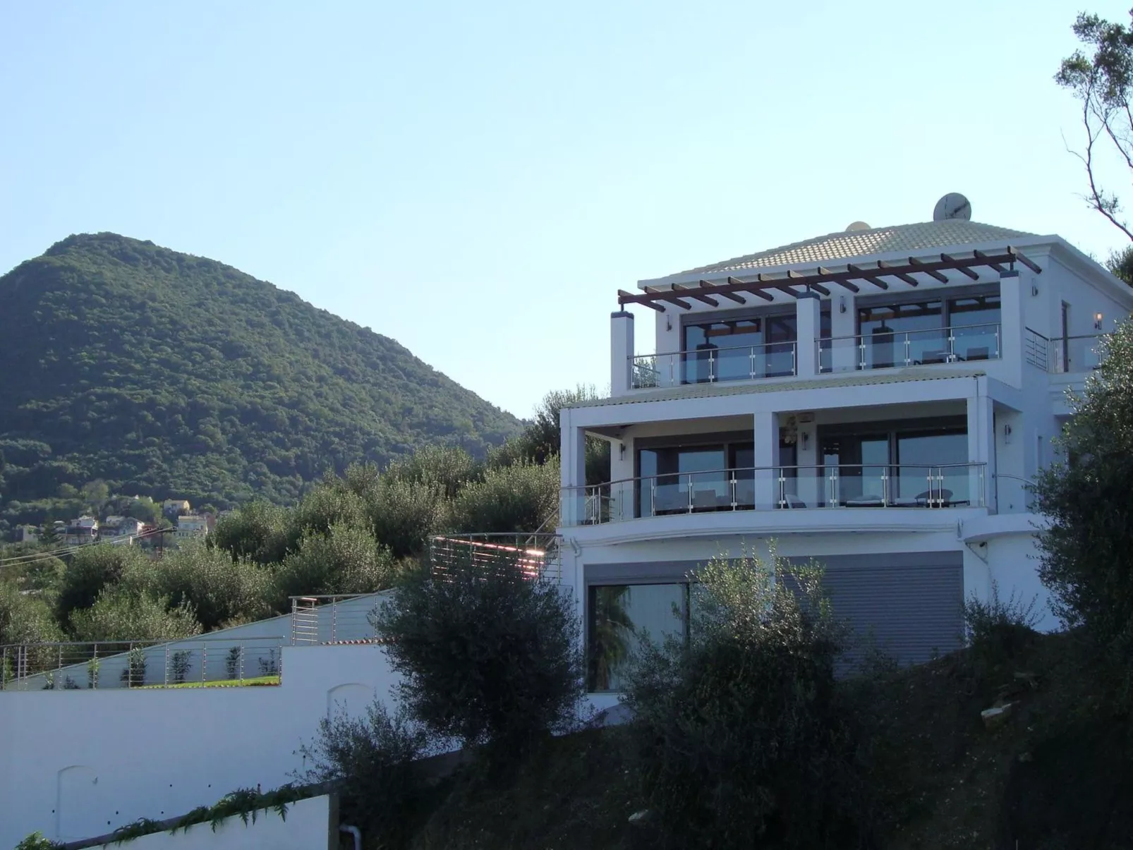 Ferienvilla mit Blick auf das Wasser-Outside