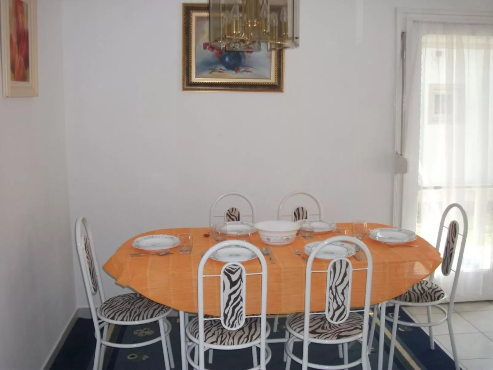 Mit Terrassen, Balkonen sowie Parkplatz