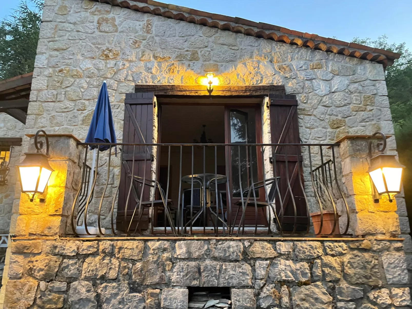 Steinhaus Garten und Blick auf die Berge