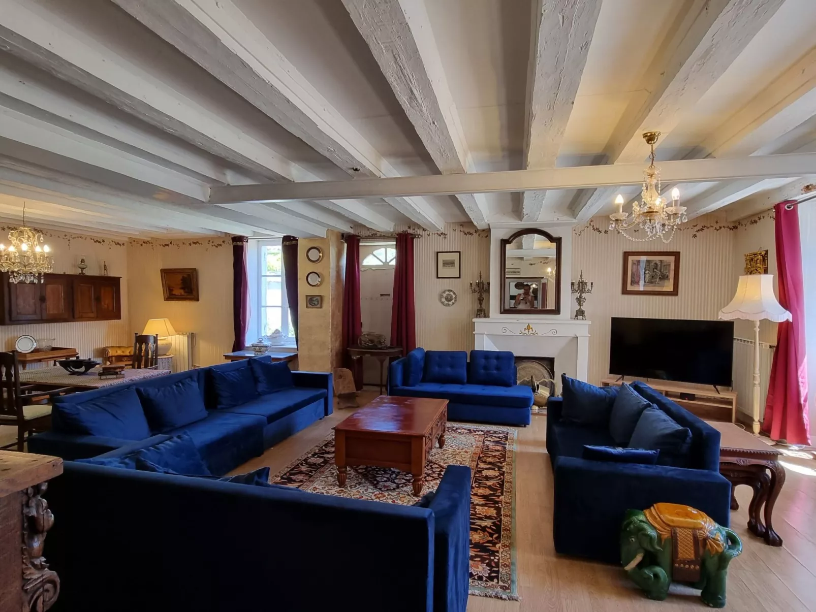 8-Zimmer-Schloss mit Pool und eigenem Park