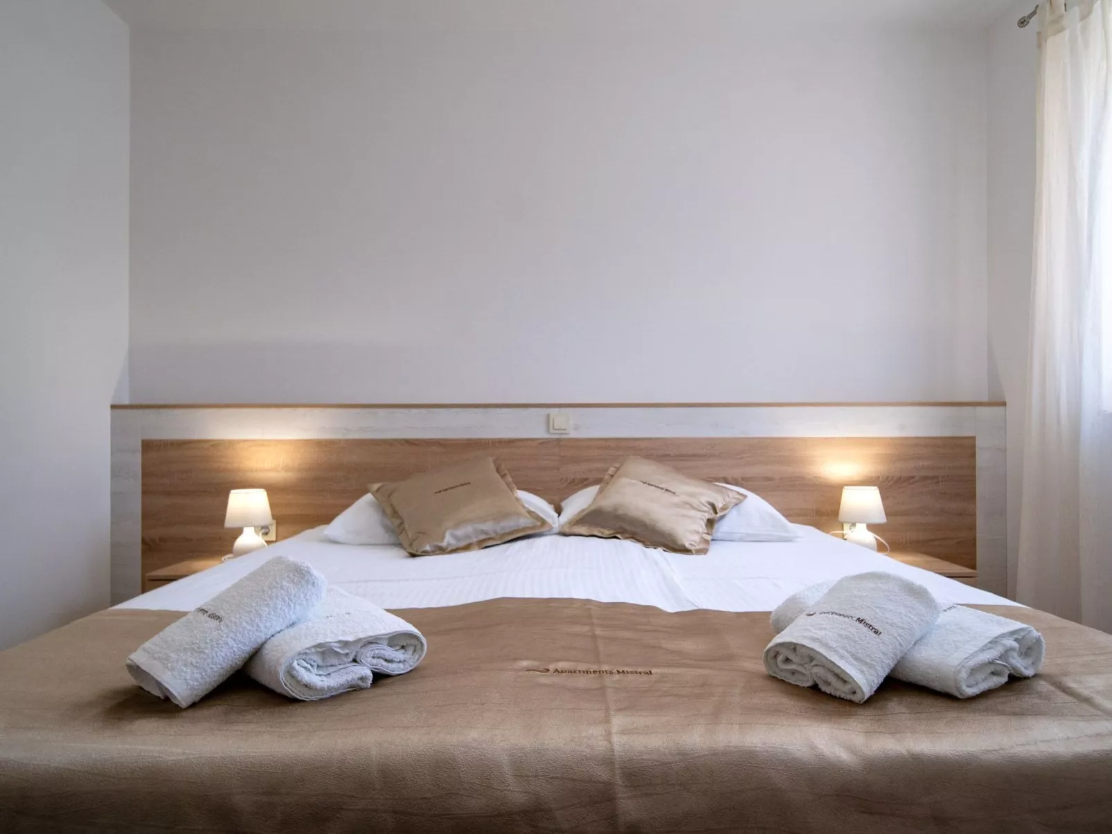 Appartement mit Blick auf das Wasser-Image-tags.info