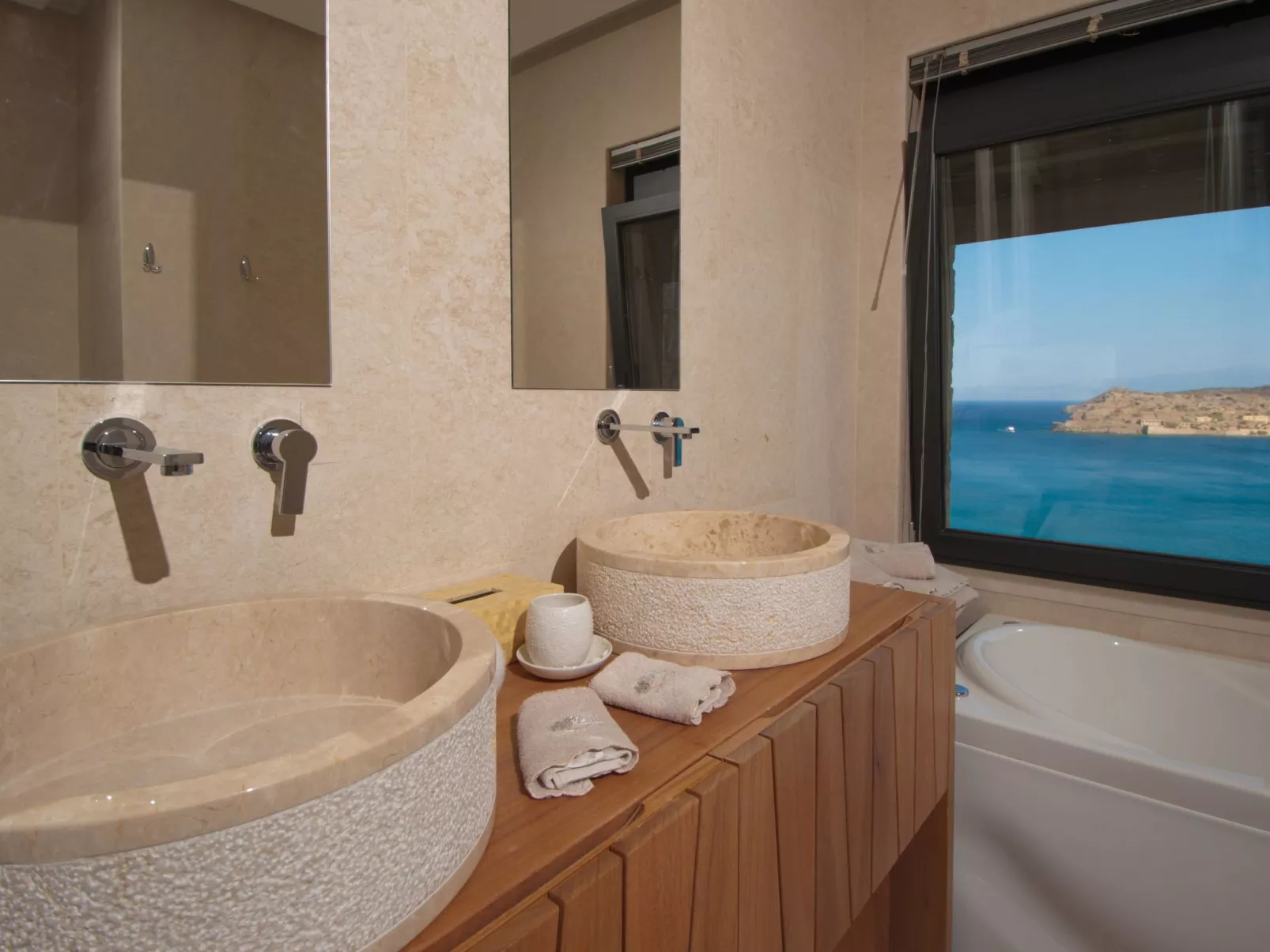 "Villa Dimitra" mit Infinity Pool-Dedans