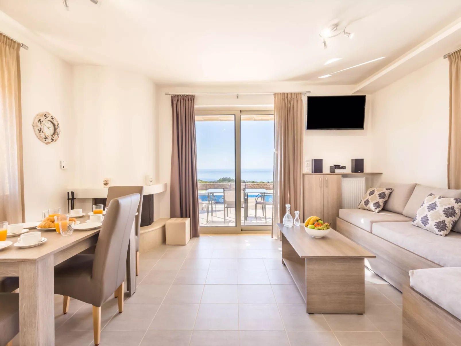 Küstenvilla mit Pool in der Nähe eines ruhigen Sandstrandes-Image-tags.info