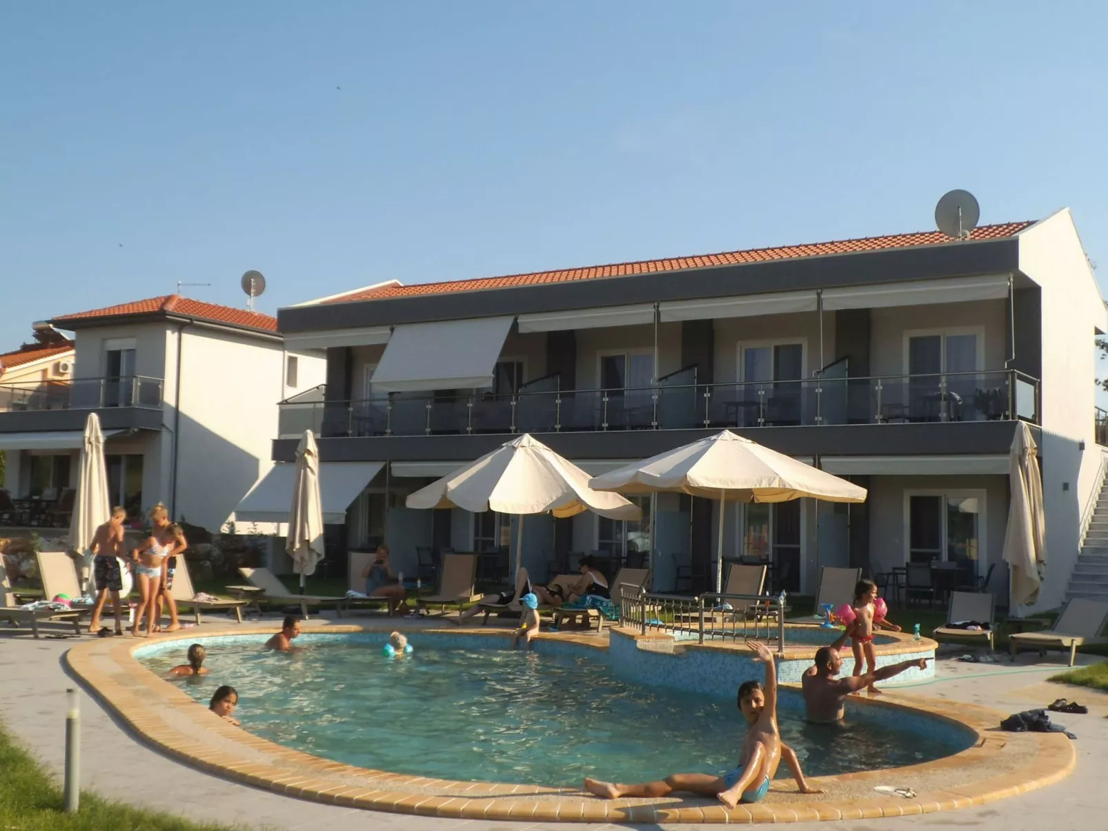 Finikas Garden Studios Pool Garten-Outside