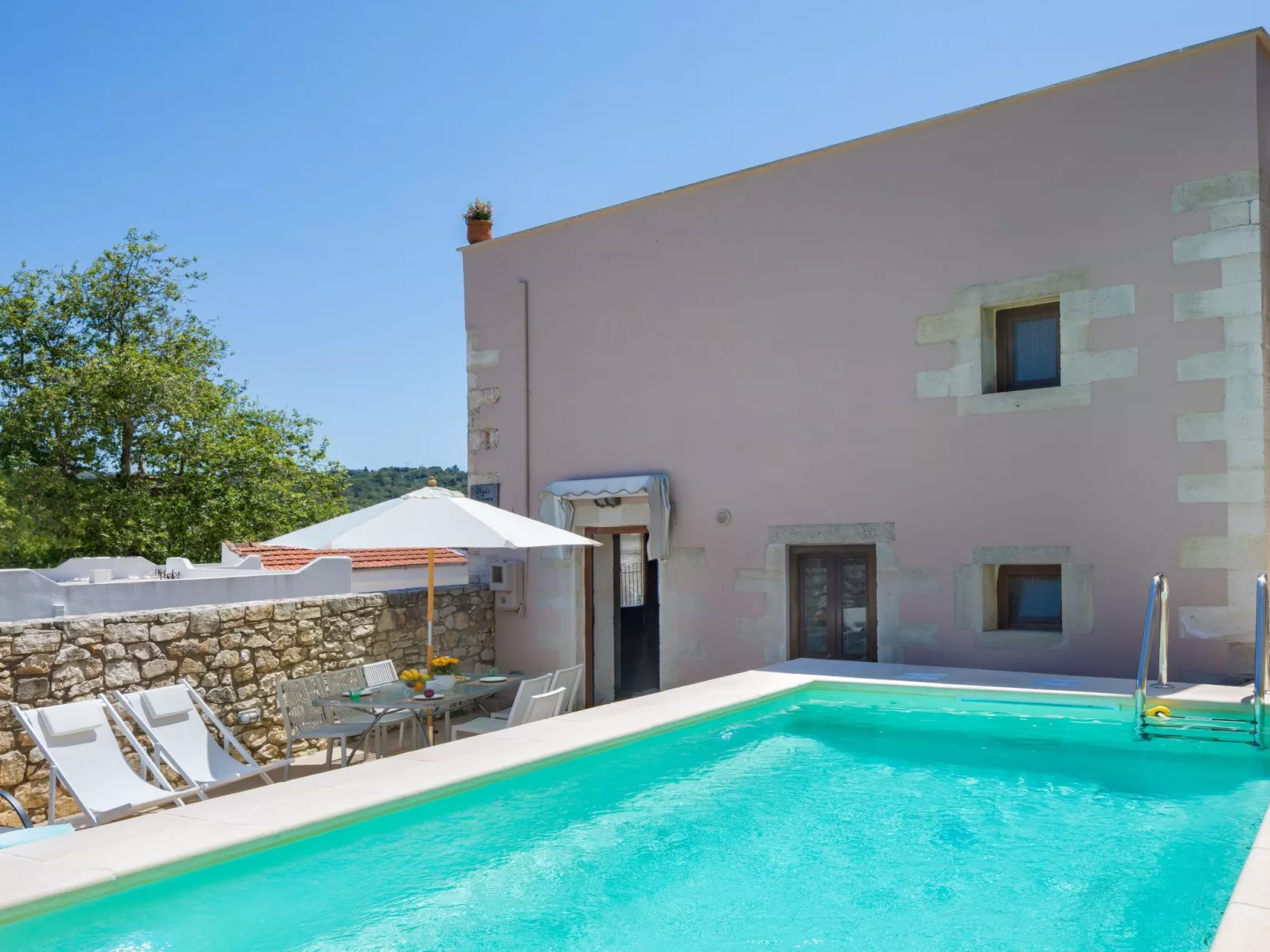 "Villa Aladanos" mit privatem Pool-Outside