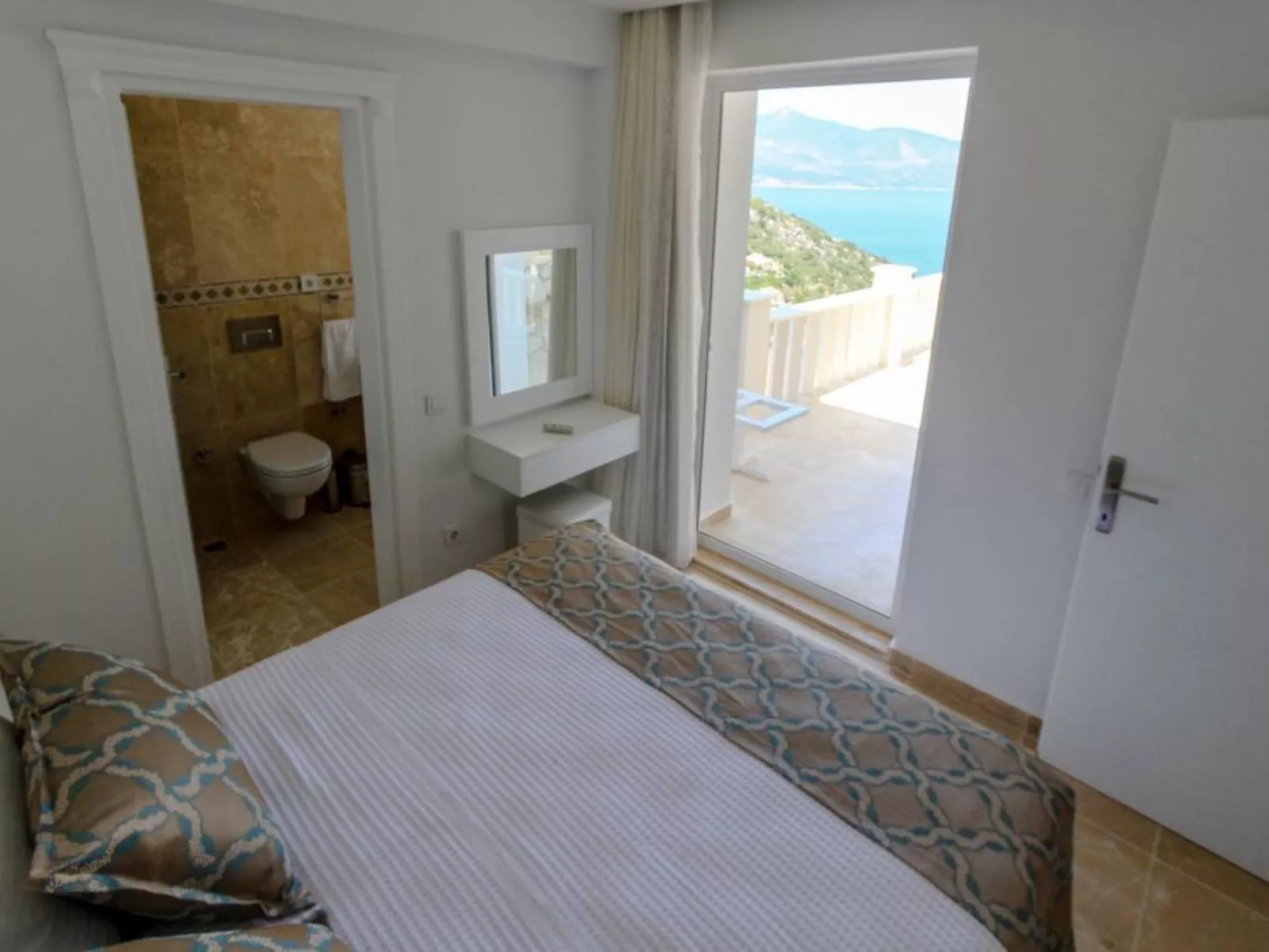 Luxuriöse Natursteinvilla "Ketchy"