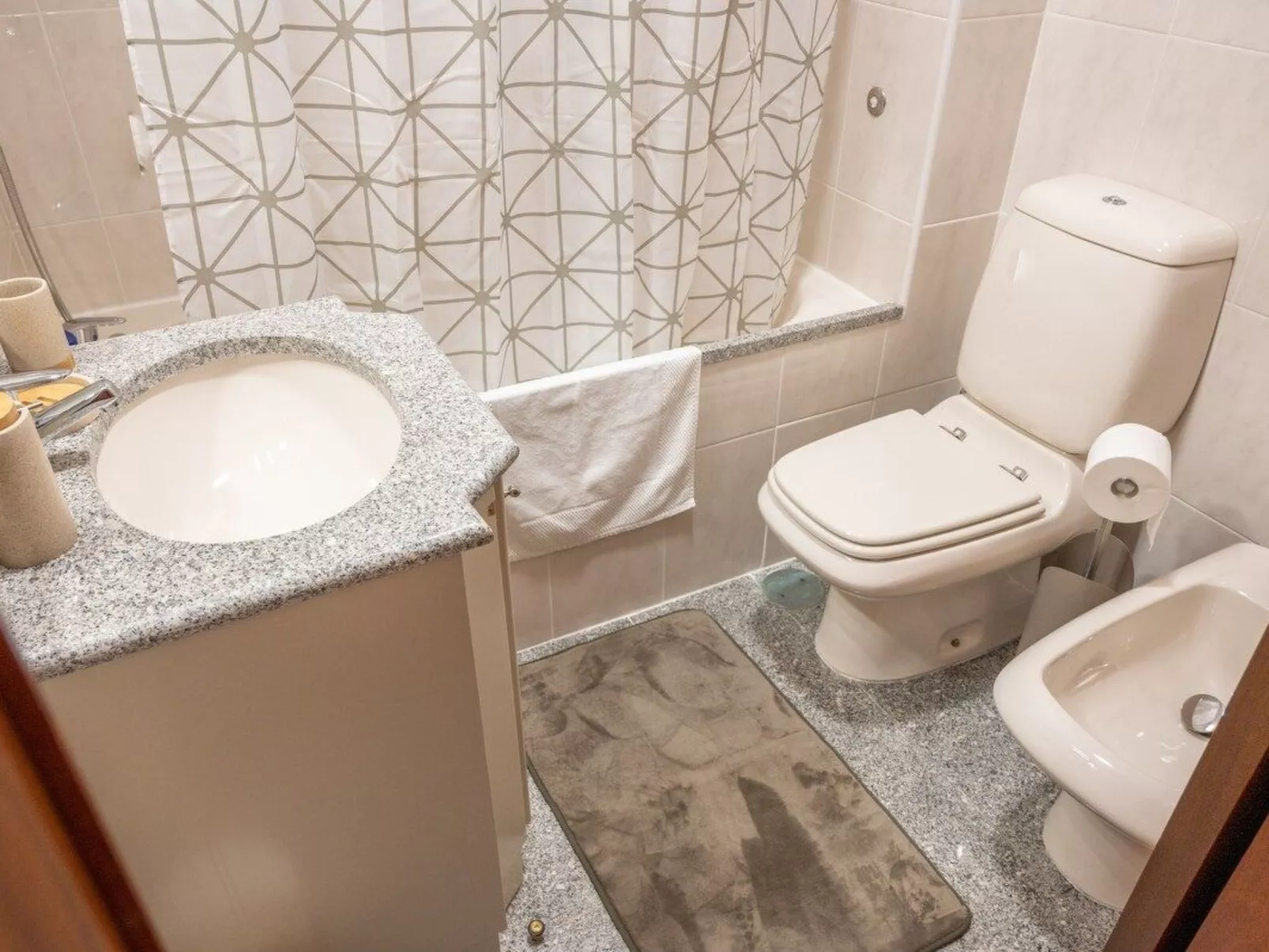 Meerblick First Line mit 2 Pools 5-Drinnen