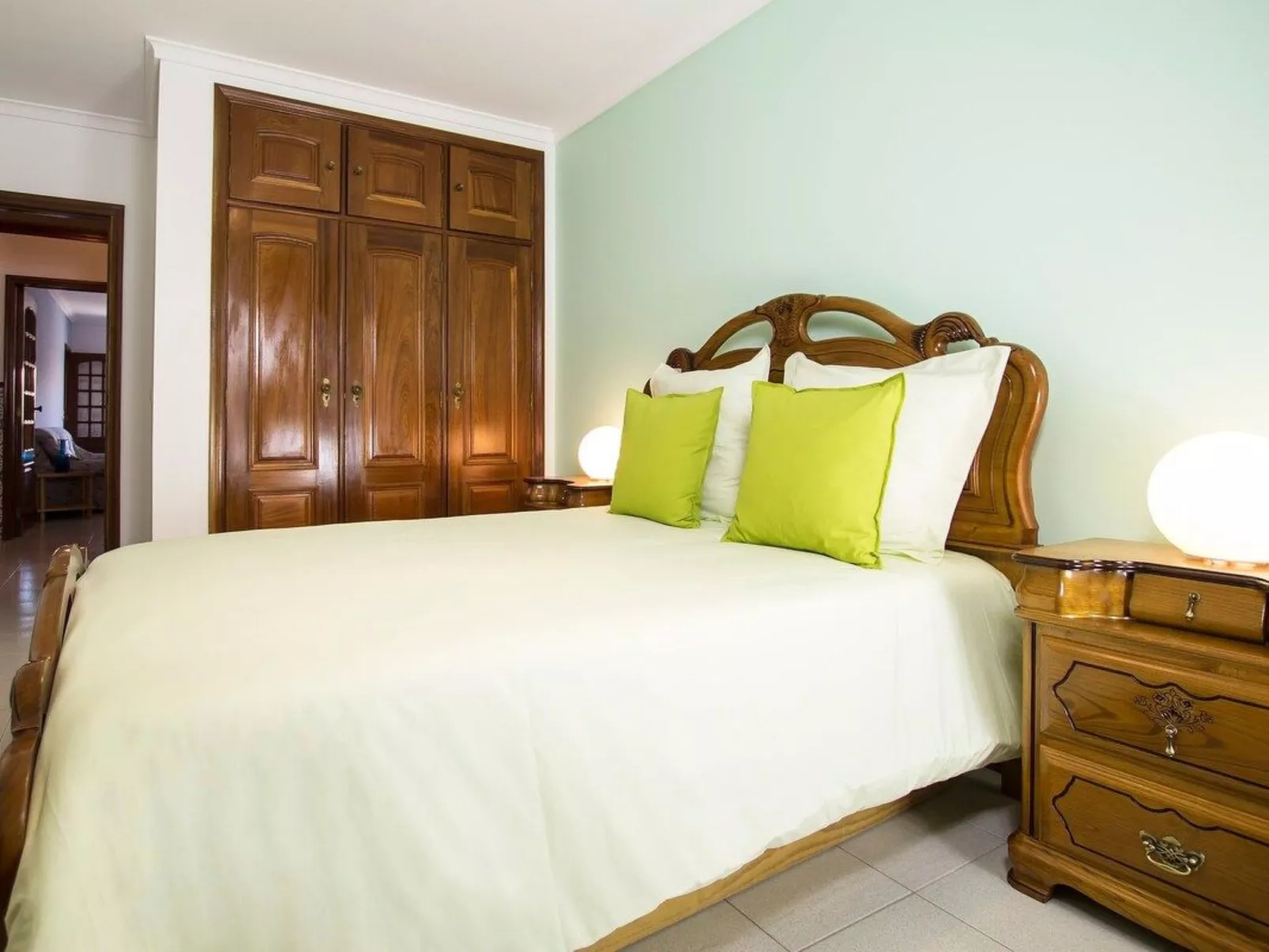 Haus der Scheinwerfer mit freier Garage