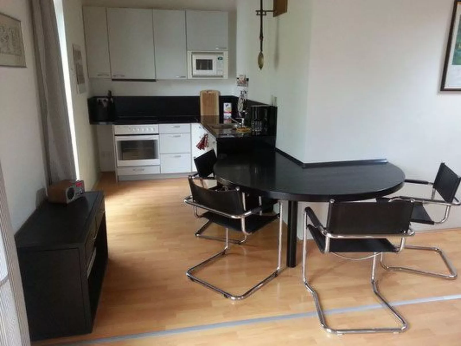 Moderne Studiowohnung im Obergeschoss mit Balkon