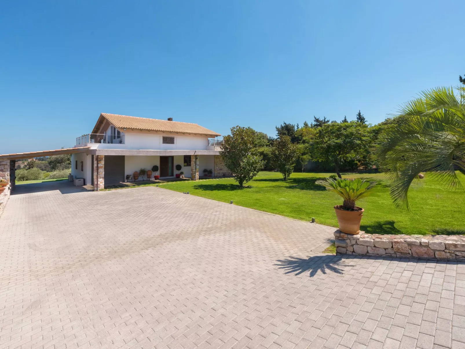 In Sgourou mit Parkplatz, Blick ins Grüne-Dehors