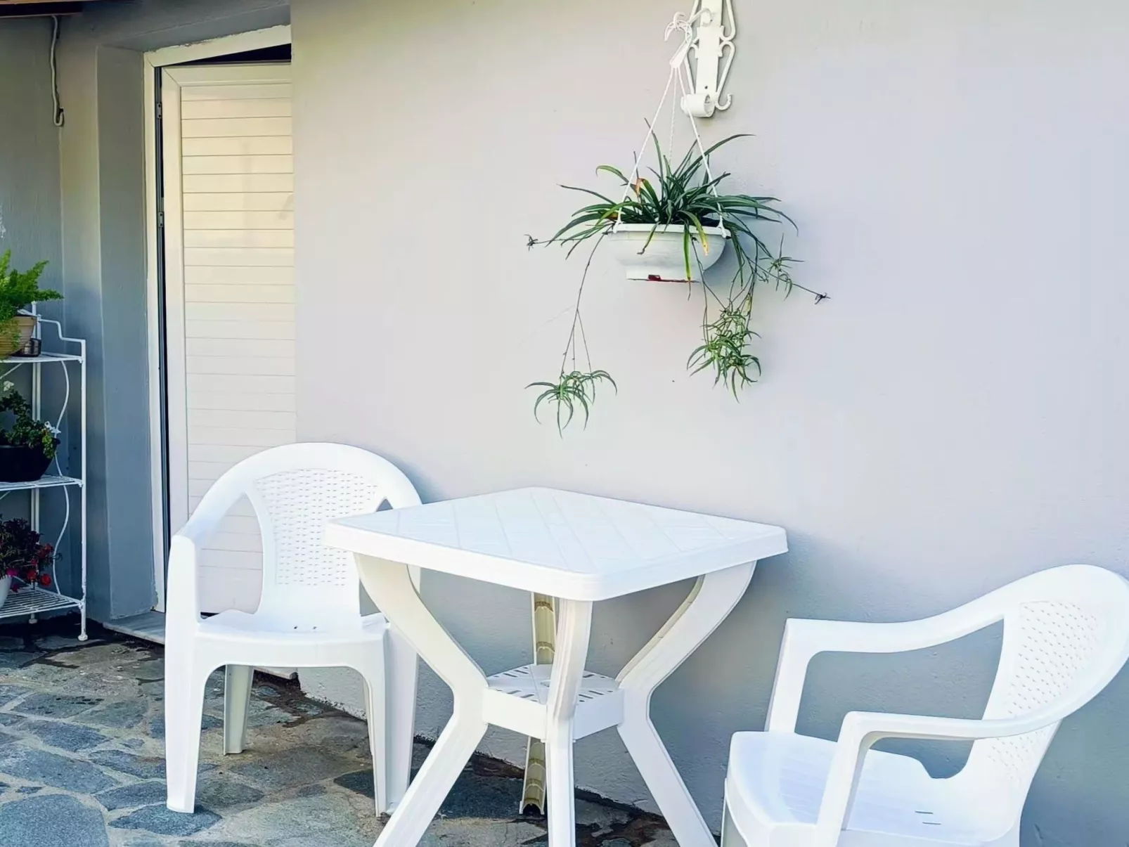 Berge und die ikonische Landebahn des Flughafens Skiathos-Dehors