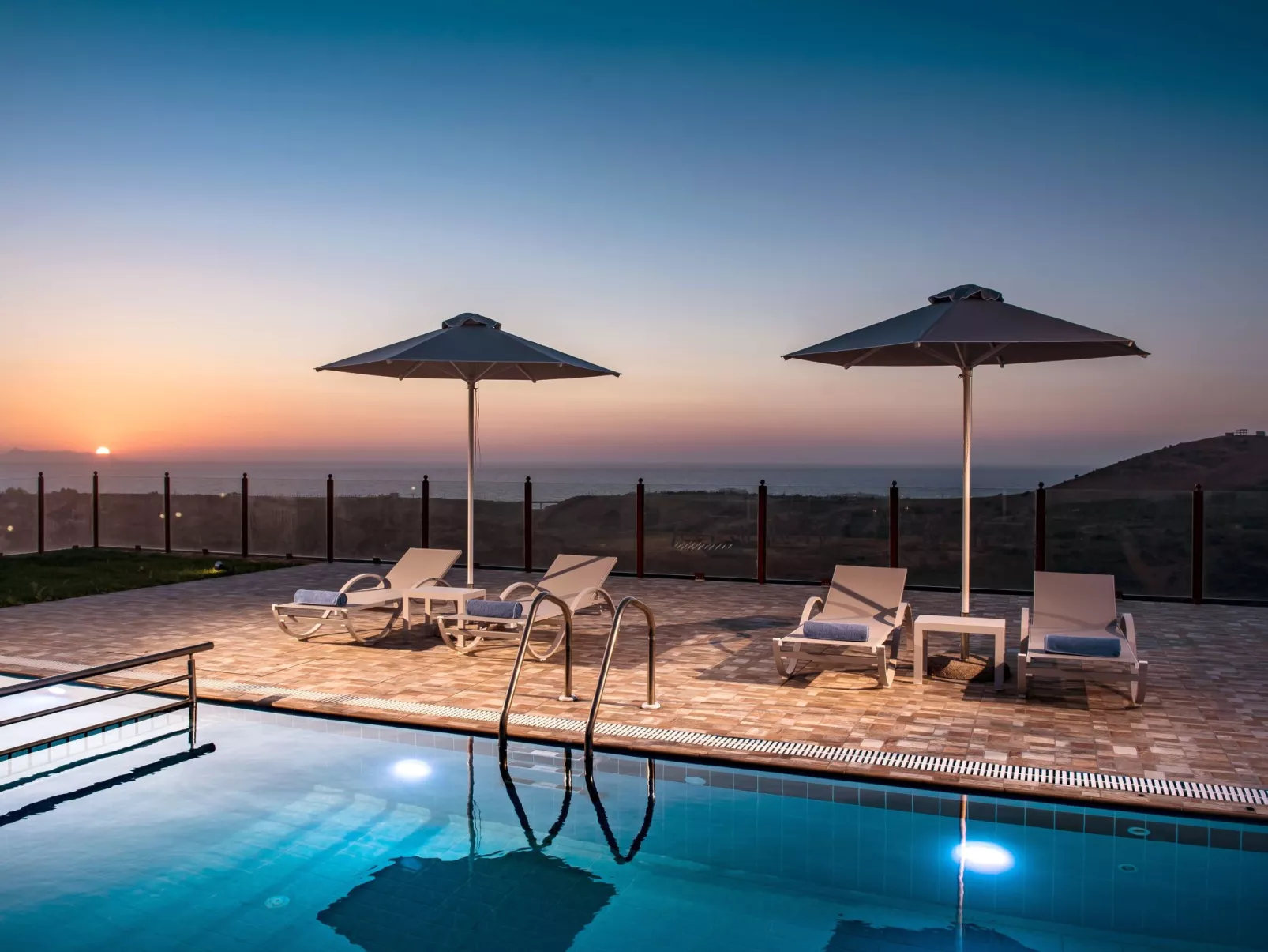 Villa mit Panoramablick Pool und Grillplatz in Strandnähe