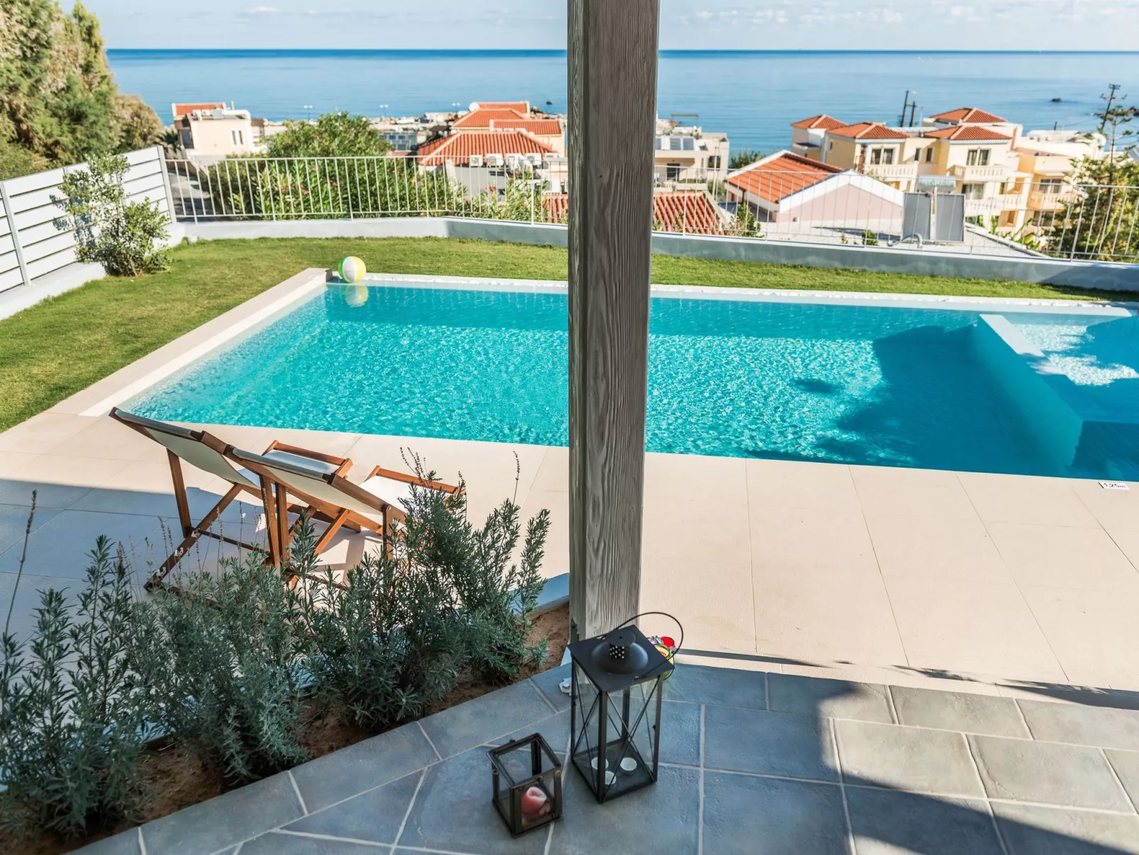 "Thea Thalassa" mit eigenem Pool-Dehors