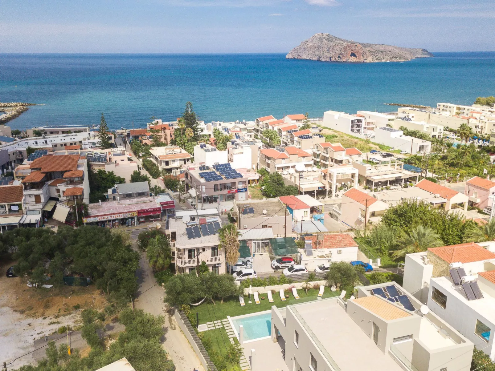 Villa mit beheiztem Pool in der Nähe von Strand und Geschäften-Draußen
