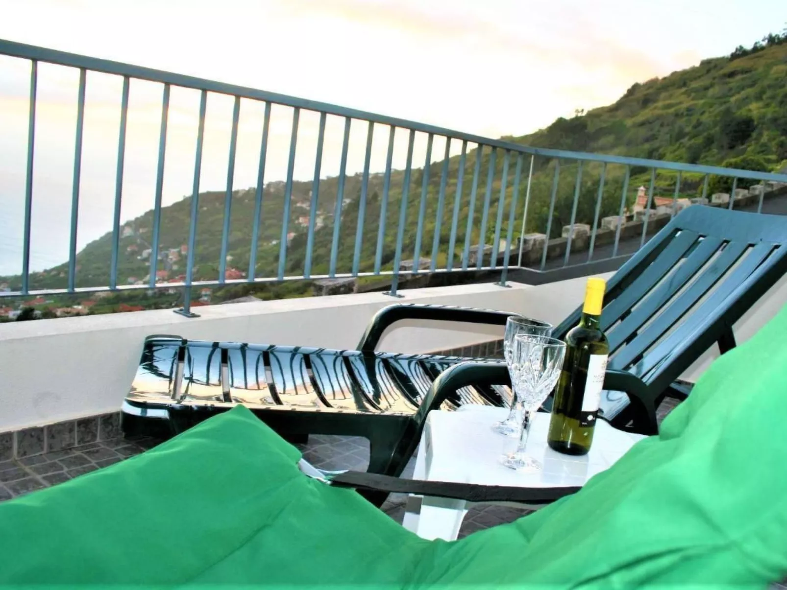 "Silva Sol" mit Blick auf das Wasser-Dehors