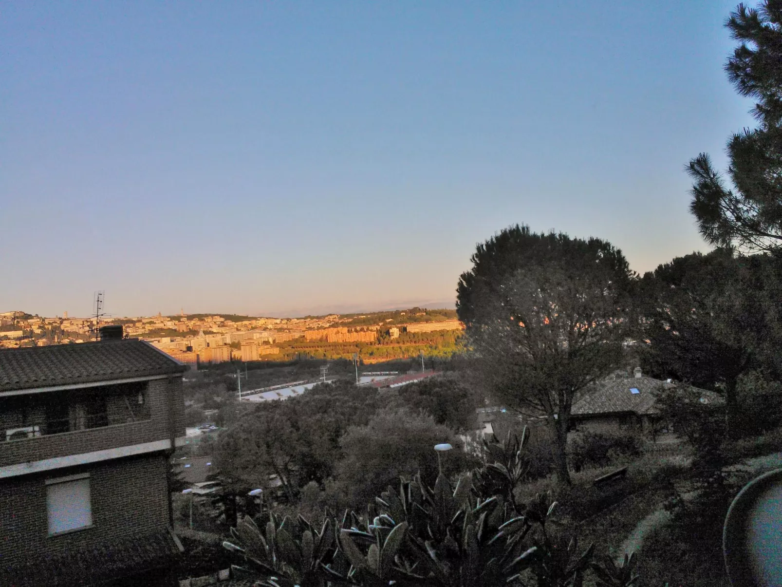 NICE LITTLE FLAT IN THE  GREENERY  IN PERUGIA-Image-tags.info