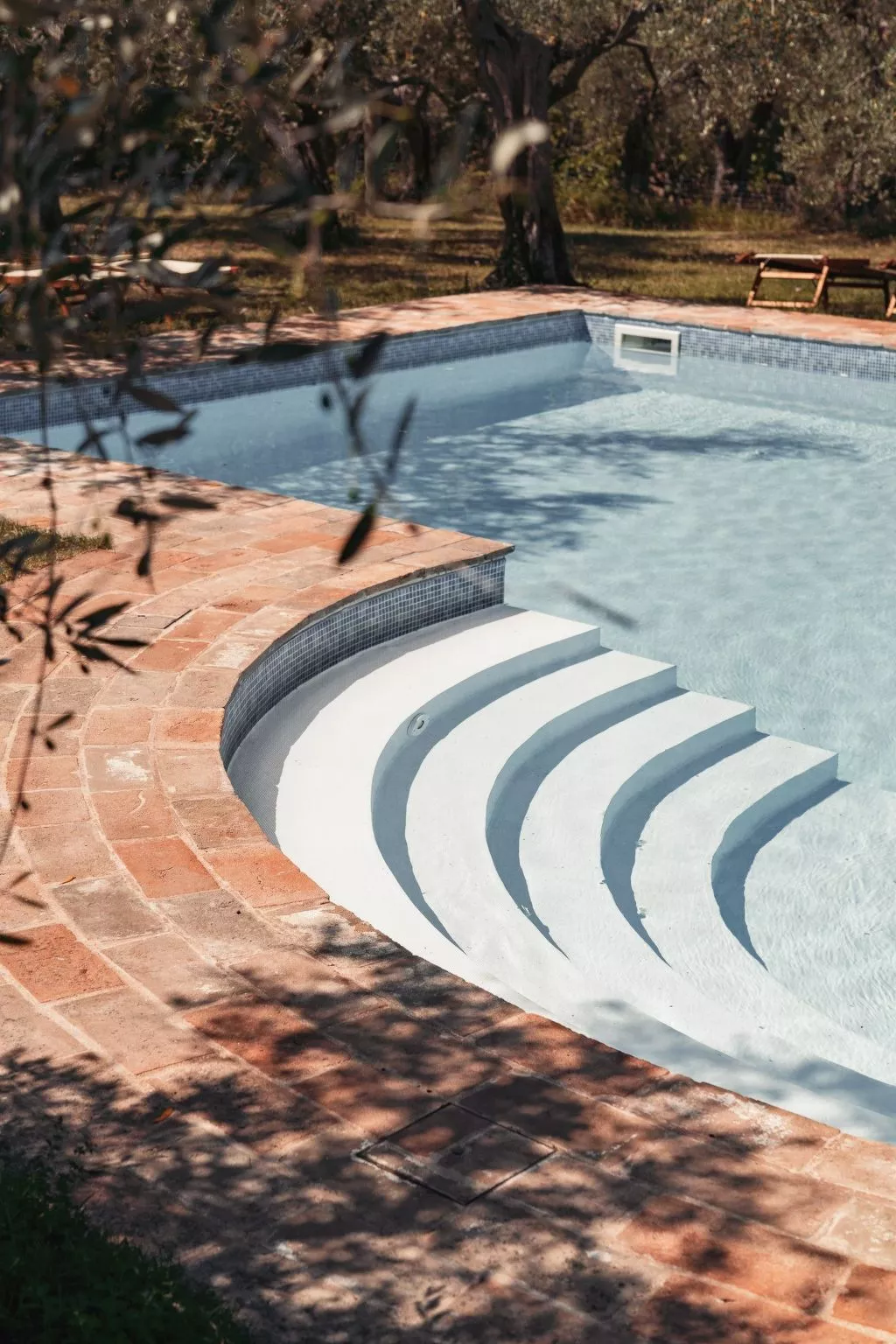 Mit Garten und Schwimmbad in den Hügeln der Marken.