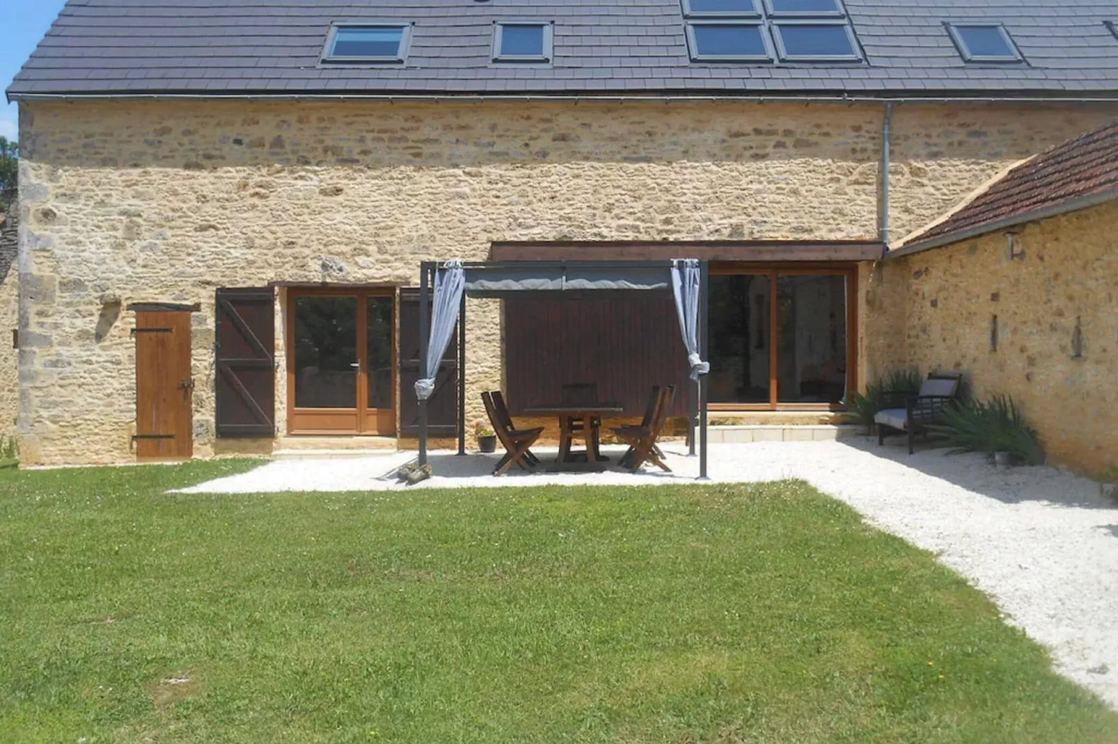 Ferme Sarlat - Gardens in summer